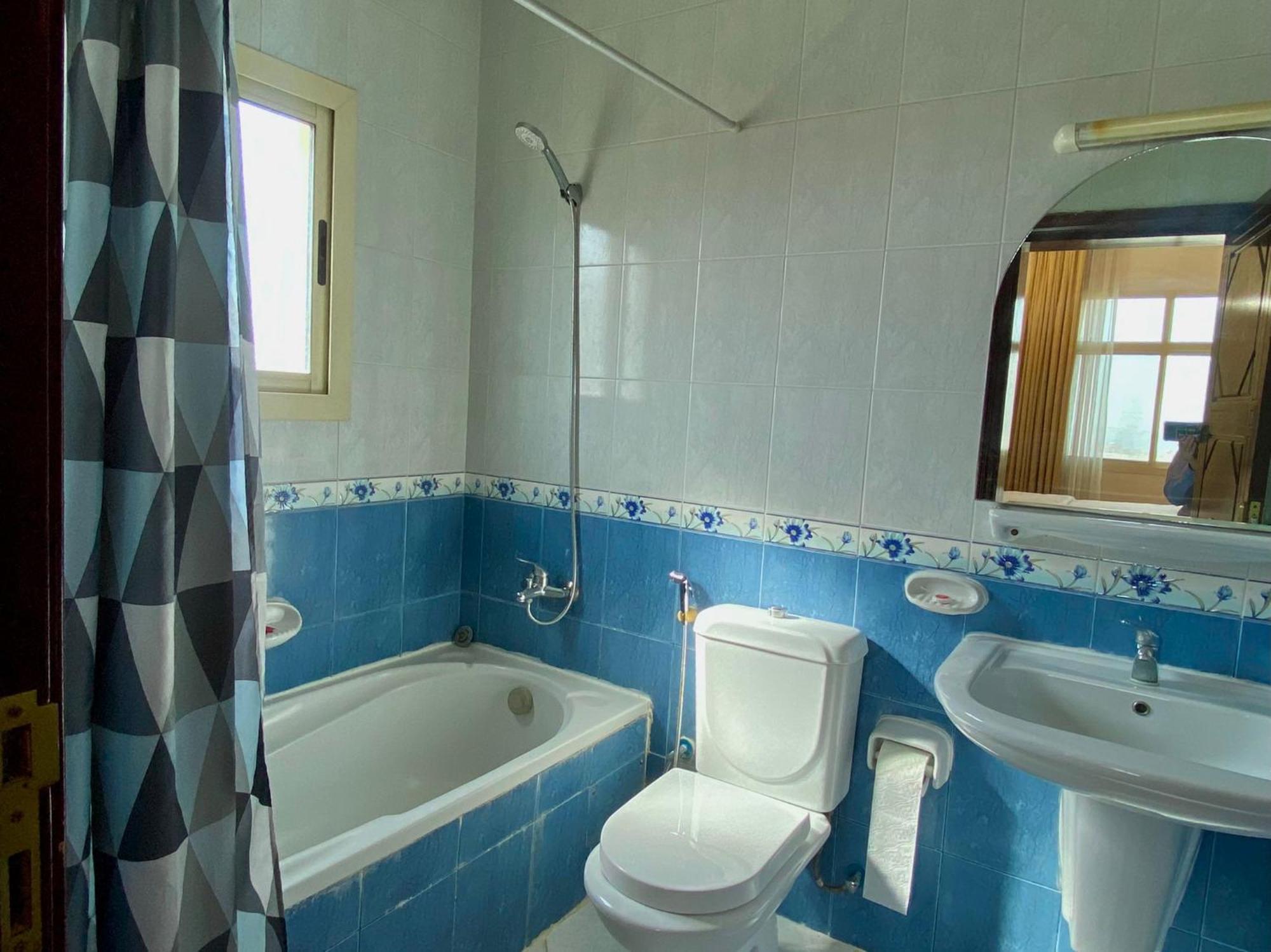 Al Misrea Tower Apartment Манама Екстериор снимка