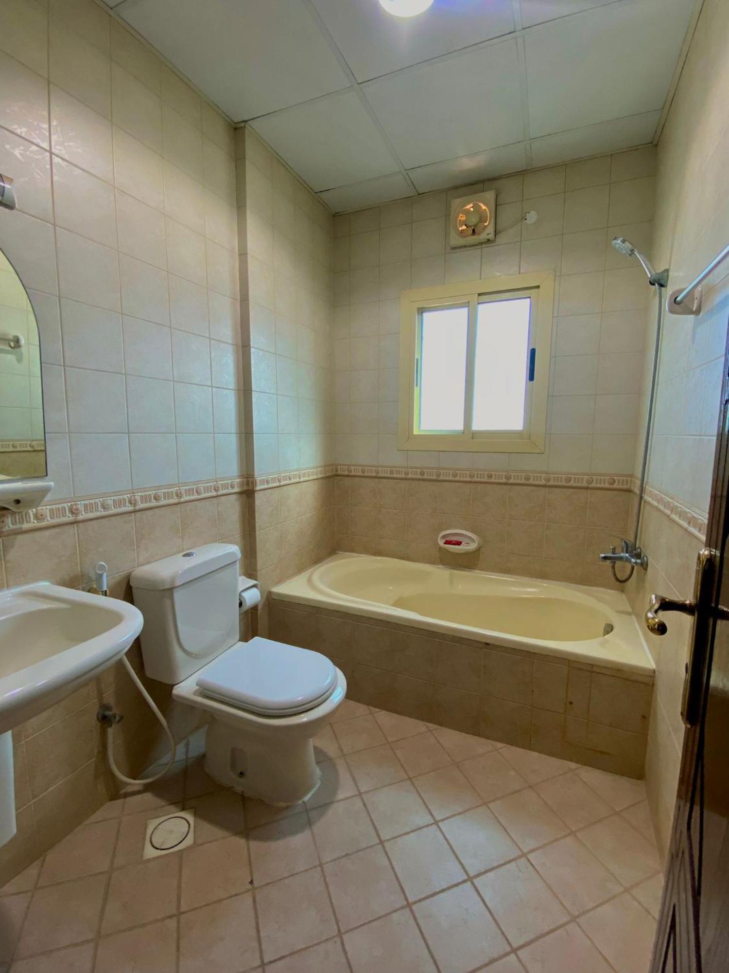 Al Misrea Tower Apartment Манама Екстериор снимка